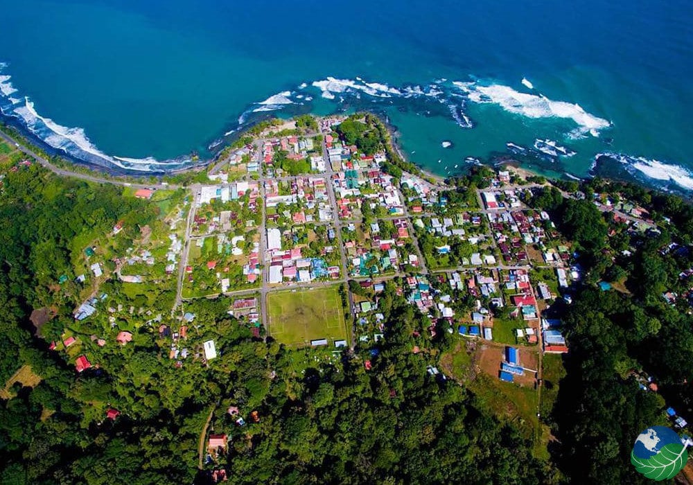 Muelle y edificios coloridos en la ciudad de Limón