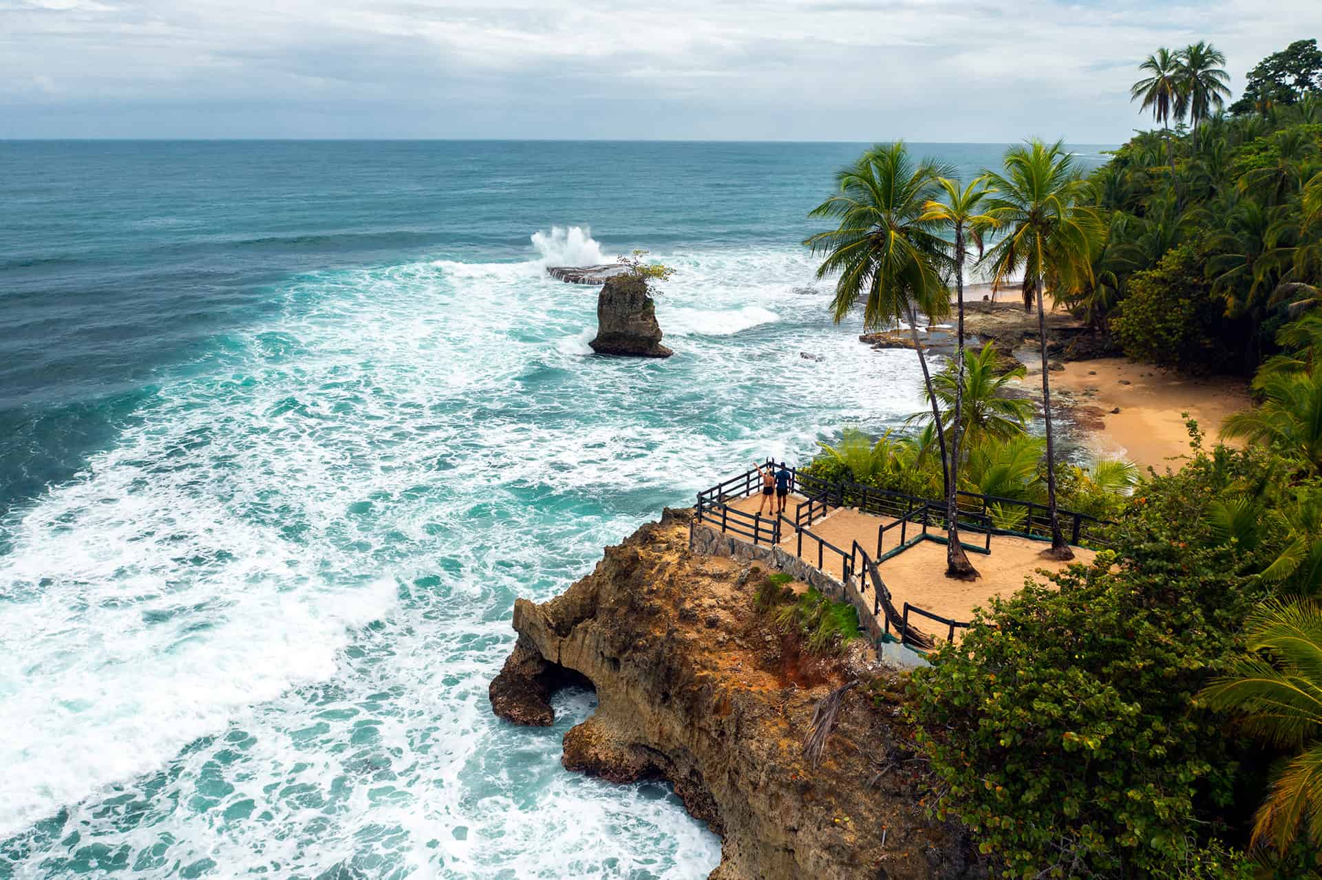 Mirador costero con acantilado verde y mar en Manzanillo